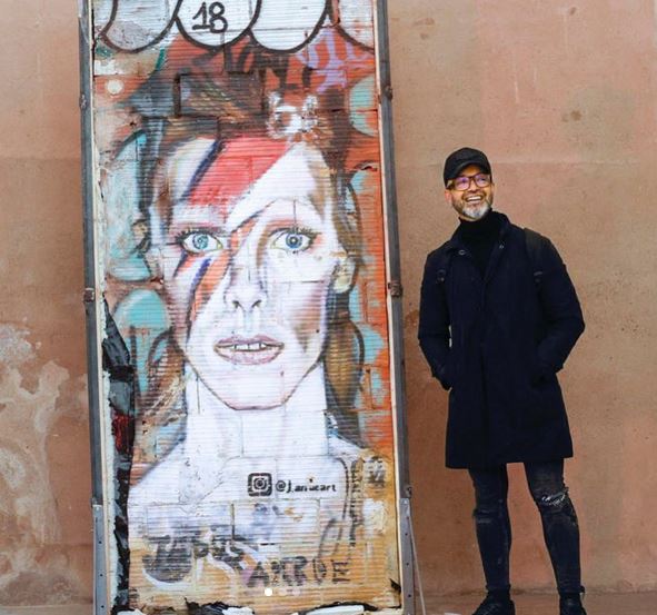 Jesús Arrúe junto a su graffiti Bowie en su nuevo emplazamiento en el Centro del Carmen Cultura Contemporánea